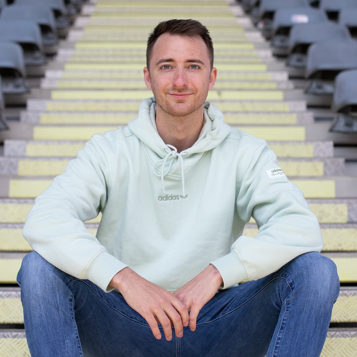 Maximilian Meinecke von ClubShare auf einer Stadiontribüne