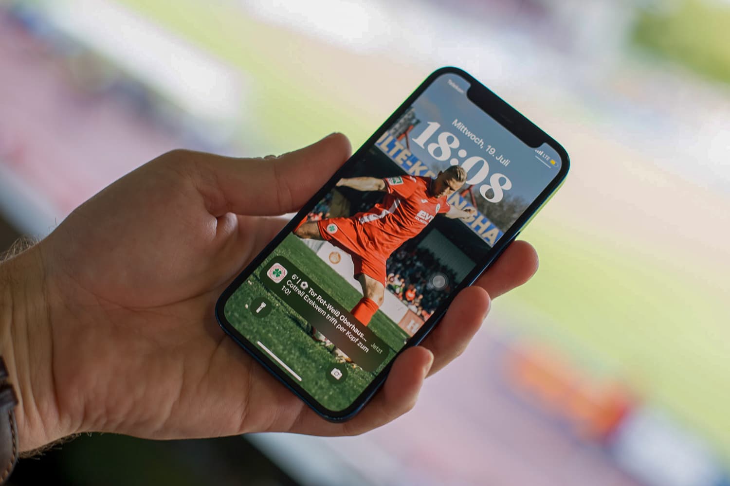 Push-Nachricht eines Vereins auf dem Sperrbildschirm eines Smartphones