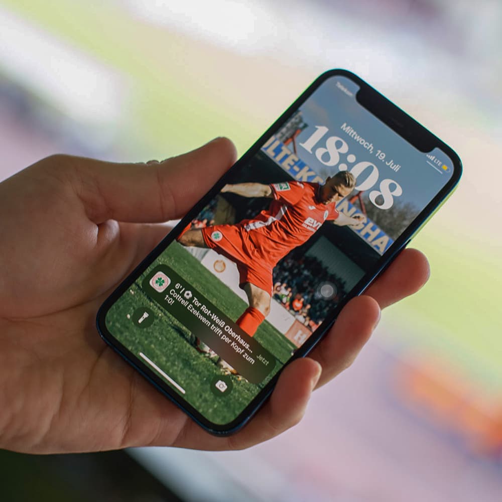 Vereins-App von ClubShare auf dem Smartphone mit News, Spielplänen und Liveticker im Vereinsdesign